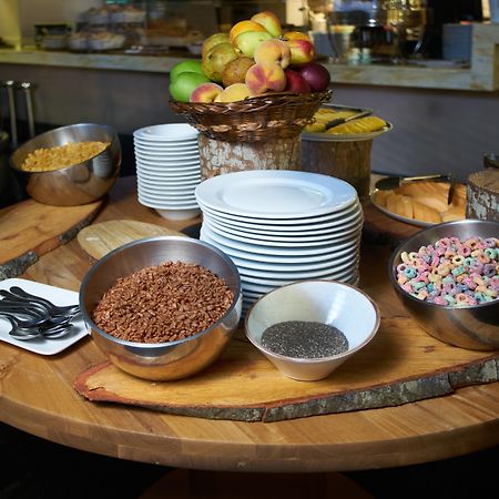 Hotel 100 Luxury Suites By Preferred Bogotá Exteriör bild A breakfast buffet at a hotel