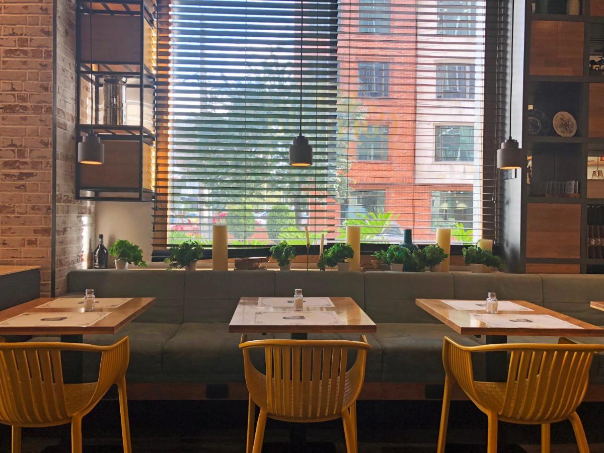 Hotel 100 Luxury Suites By Preferred Bogotá Exteriör bild Interior of a restaurant in New York City