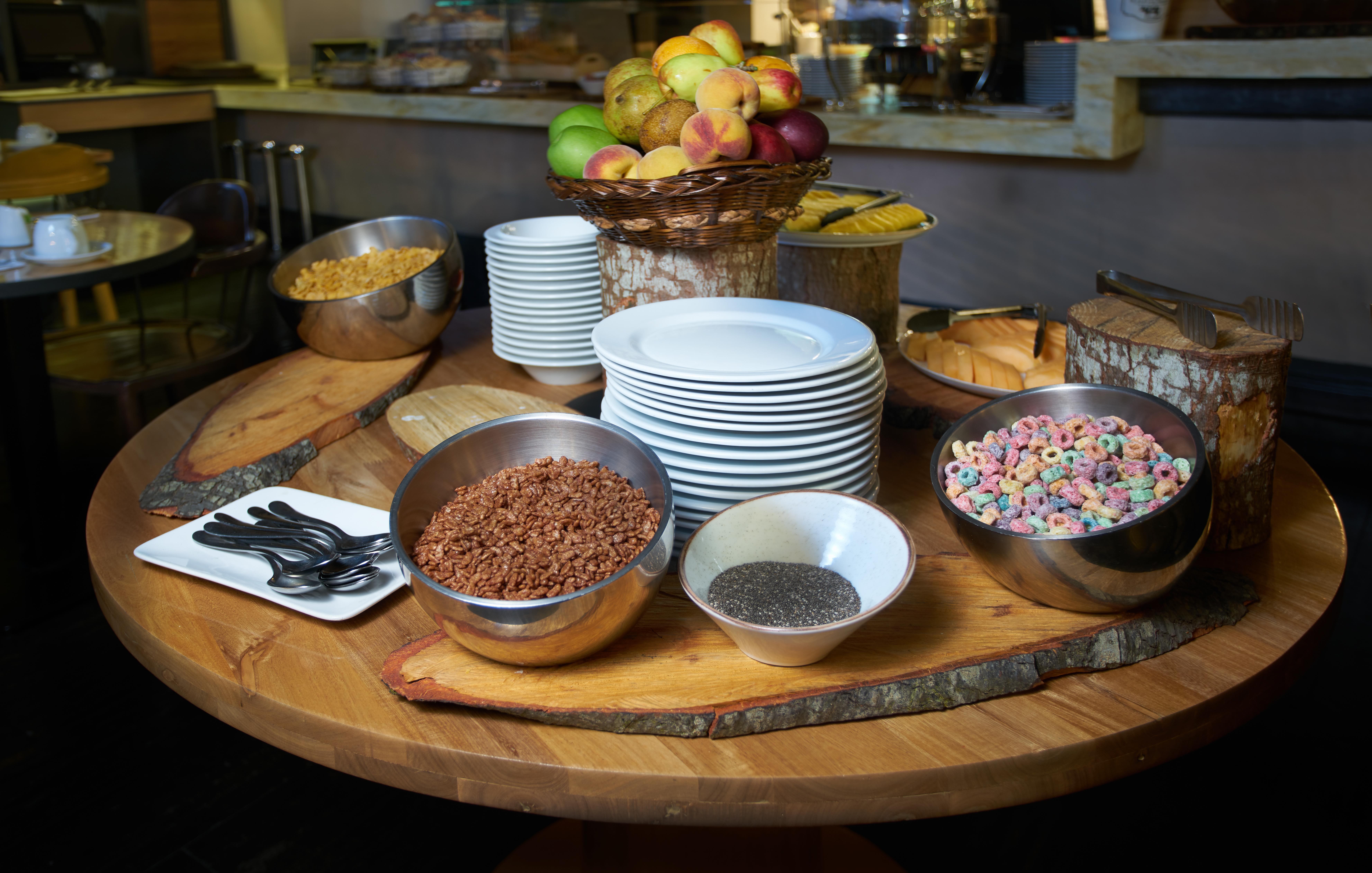 Hotel 100 Luxury Suites By Preferred Bogotá Exteriör bild A breakfast buffet at a hotel