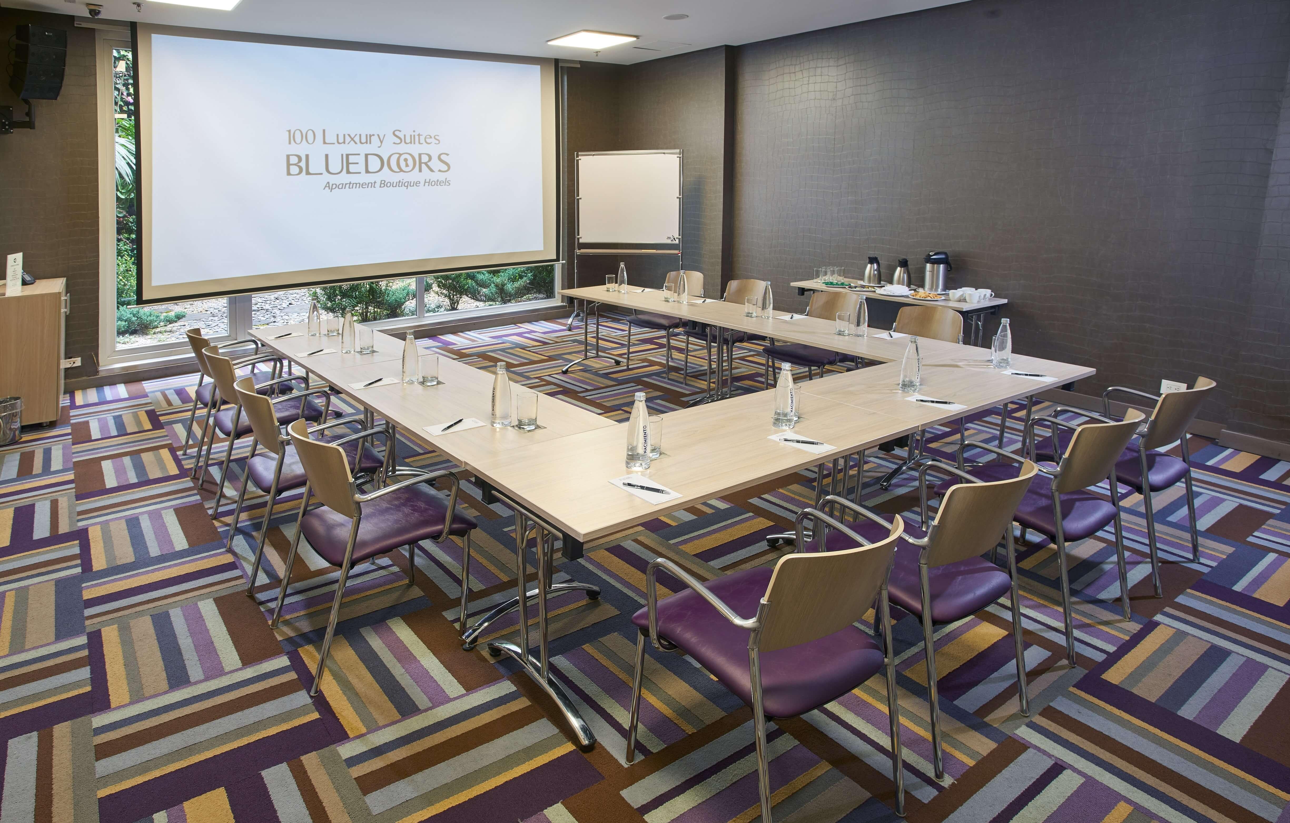 Hotel 100 Luxury Suites By Preferred Bogotá Exteriör bild Meeting room