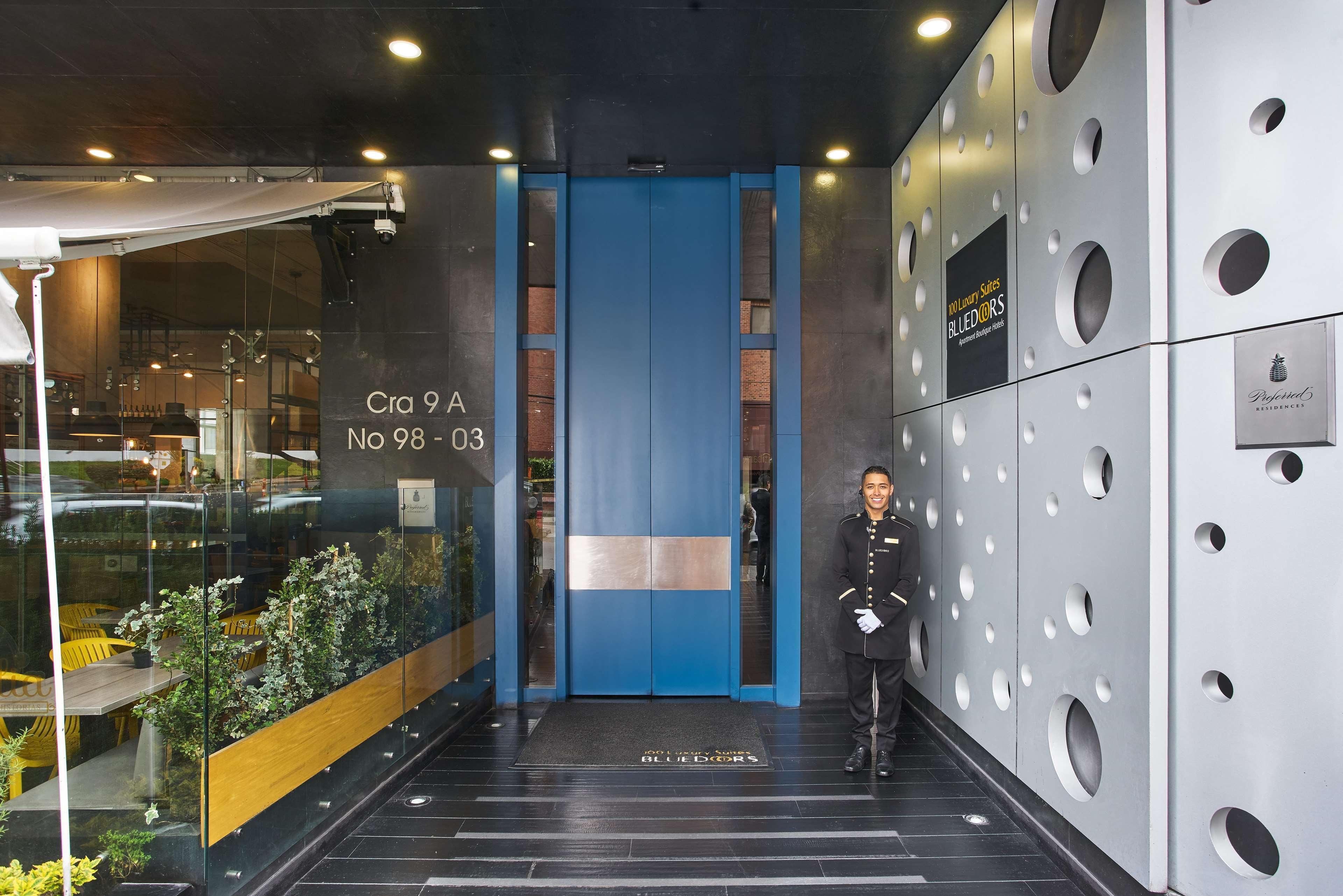 Hotel 100 Luxury Suites By Preferred Bogotá Exteriör bild Entrance to the hotel