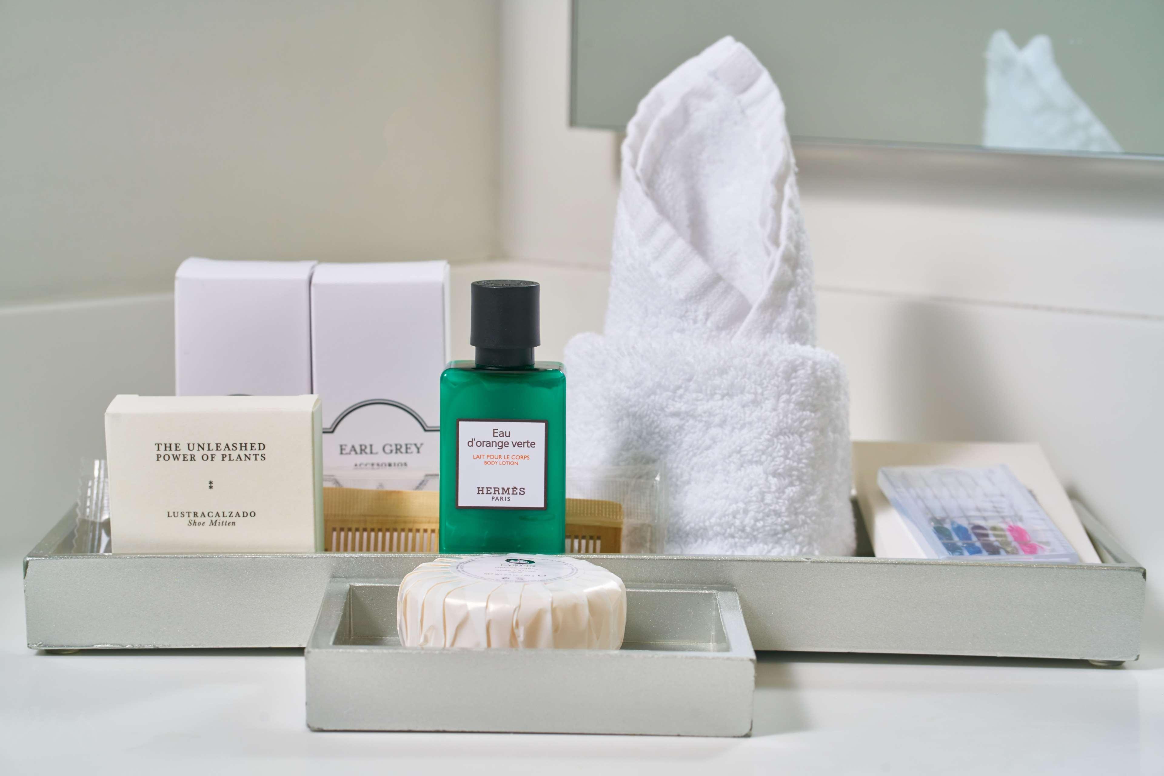 Hotel 100 Luxury Suites By Preferred Bogotá Exteriör bild A selection of toiletries