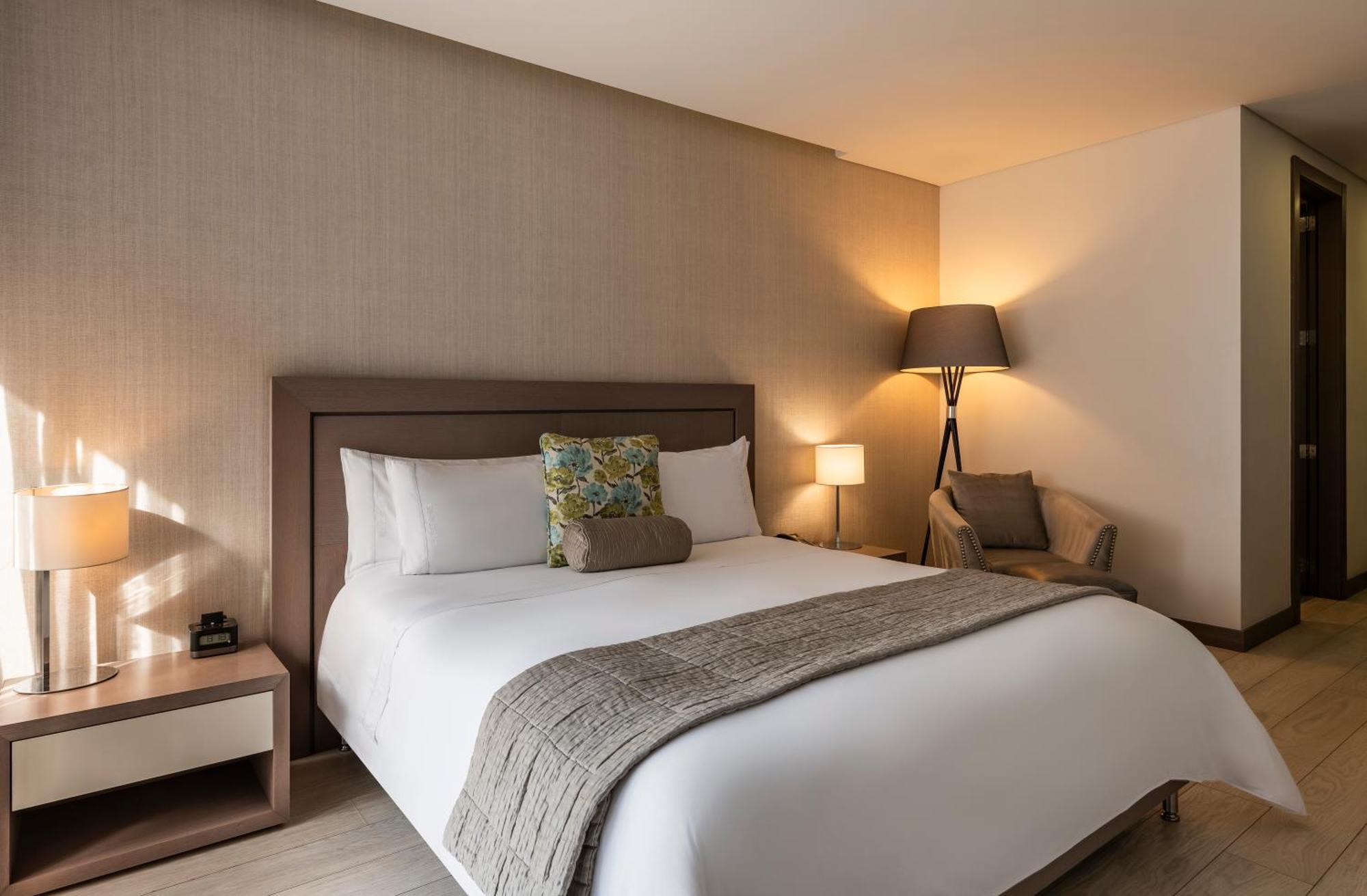 Hotel 100 Luxury Suites By Preferred Bogotá Exteriör bild A bedroom at the hotel