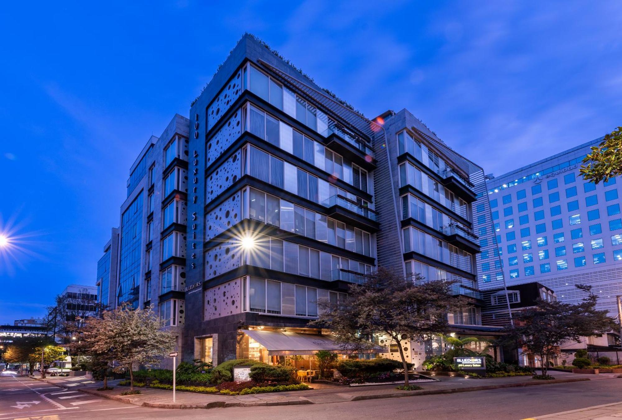 Hotel 100 Luxury Suites By Preferred Bogotá Exteriör bild The hotel at night