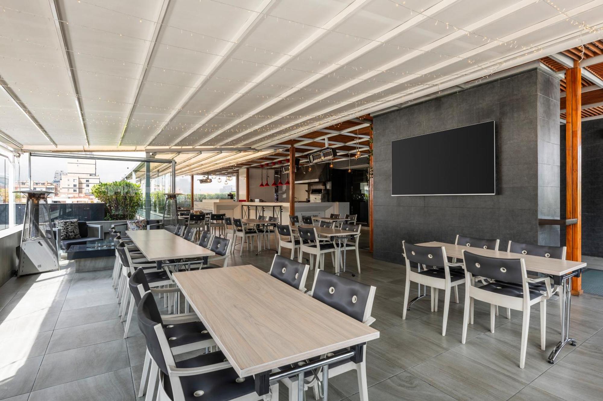 Hotel 100 Luxury Suites By Preferred Bogotá Exteriör bild The restaurant