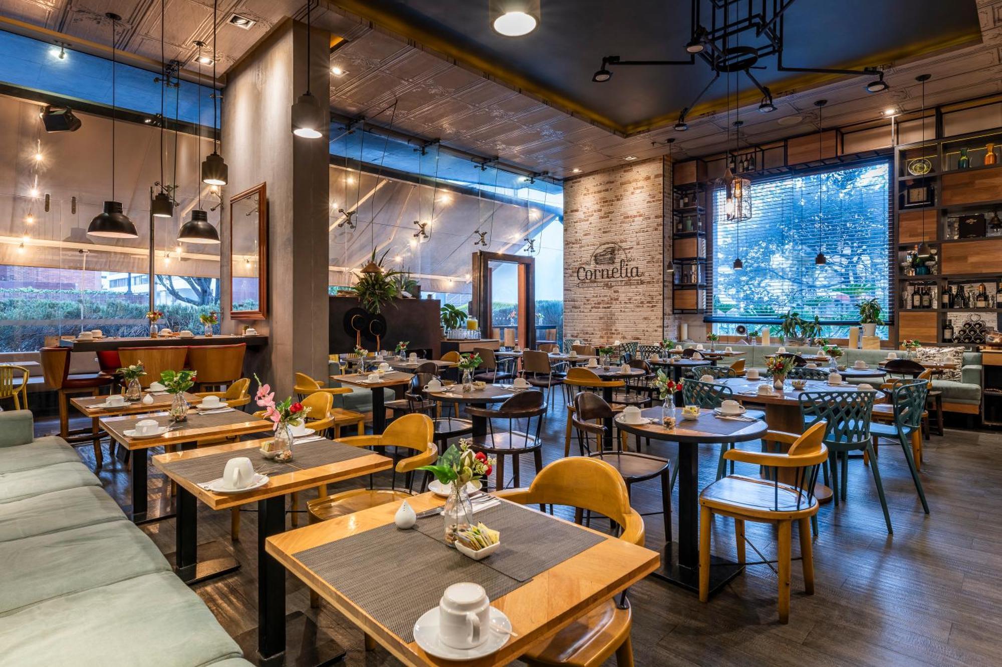 Hotel 100 Luxury Suites By Preferred Bogotá Exteriör bild Restaurant in the hotel