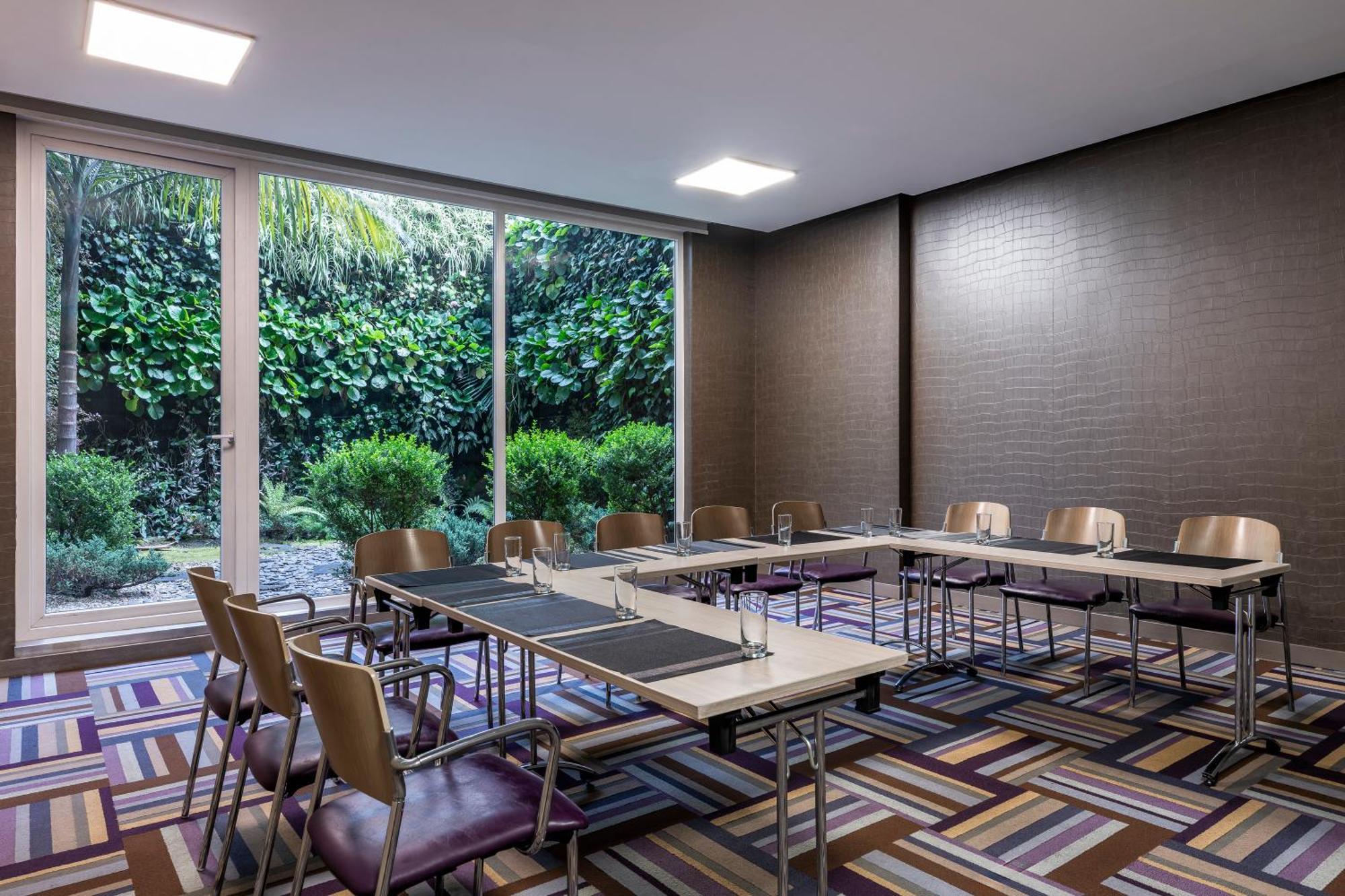 Hotel 100 Luxury Suites By Preferred Bogotá Exteriör bild Meeting room