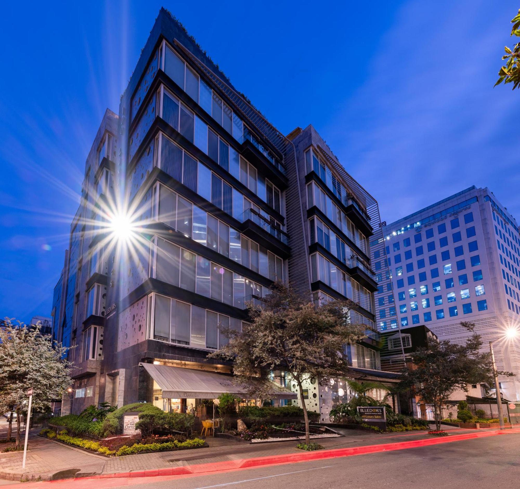 Hotel 100 Luxury Suites By Preferred Bogotá Exteriör bild The building at night