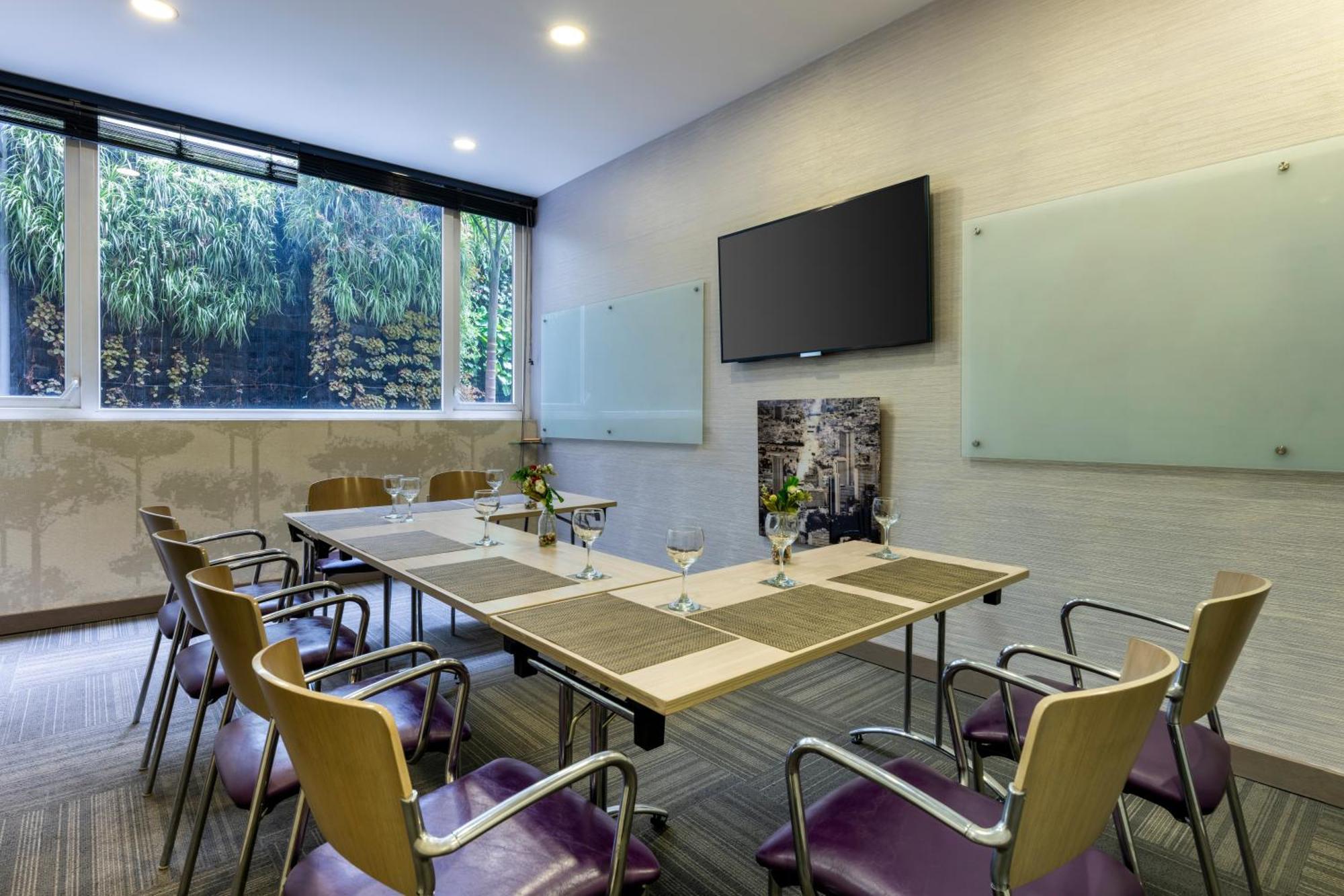 Hotel 100 Luxury Suites By Preferred Bogotá Exteriör bild Meeting room