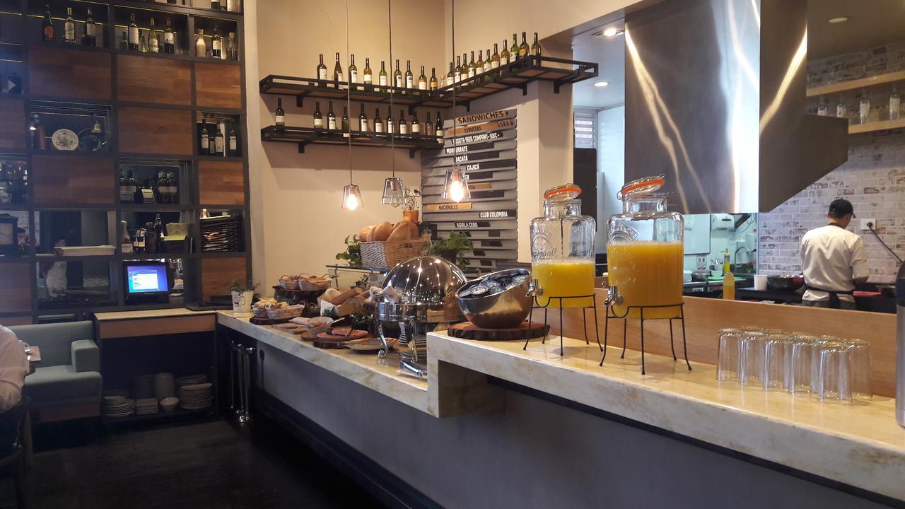 Hotel 100 Luxury Suites By Preferred Bogotá Exteriör bild The bar at the restaurant