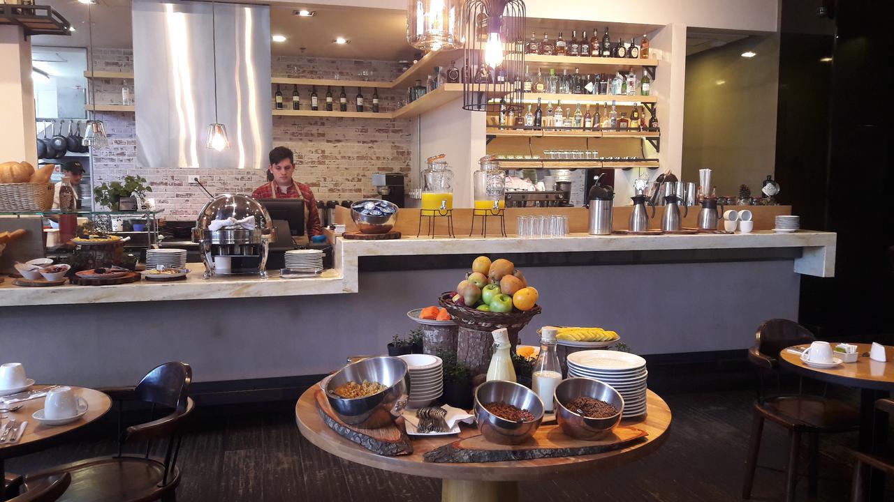 Hotel 100 Luxury Suites By Preferred Bogotá Exteriör bild The bar at the restaurant