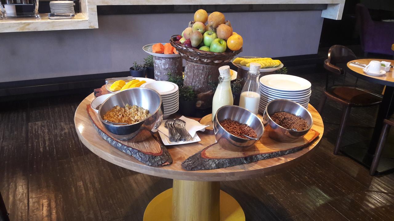 Hotel 100 Luxury Suites By Preferred Bogotá Exteriör bild A selection of breakfast cereals